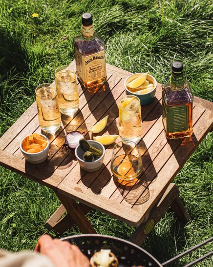 global-jack-daniels-honey-apple-outdoor-static-64ae75662e3c9.jpg